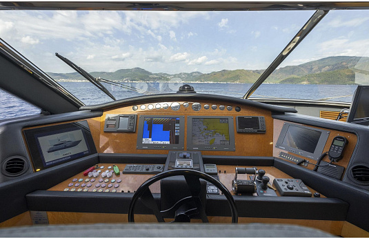Яхта Ferretti 830 2006 10