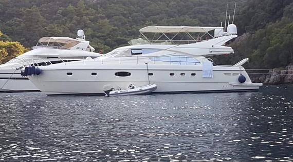 Яхта Ferretti 590 2004 1