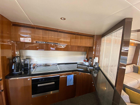 Яхта Princess Flybridge 72 2014 14