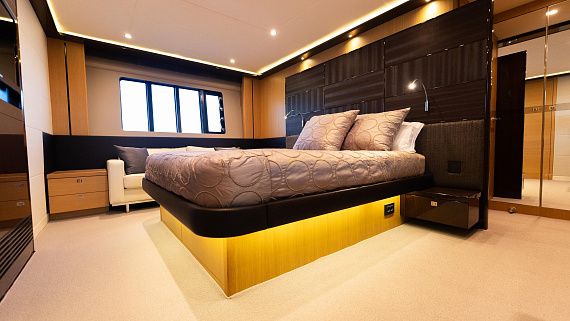 Яхта Princess V72 2012 13