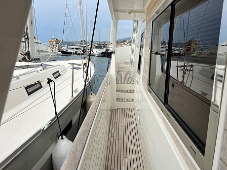 Яхта Beneteau Swift Trawler 52 2012 6