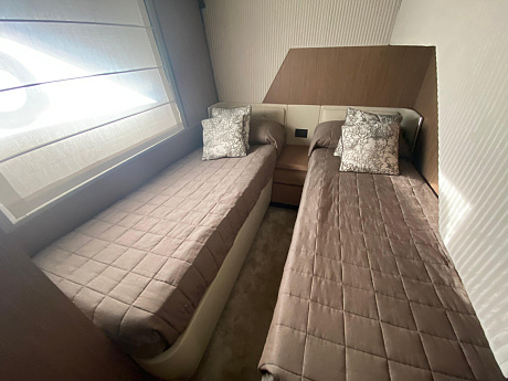 Яхта Ferretti 720 2021 12