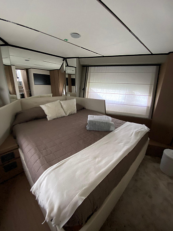 Яхта Ferretti 720 2021 11