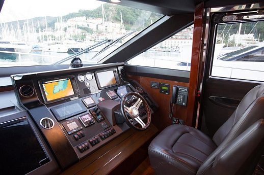 Яхта Princess Flybridge 82 2013 5