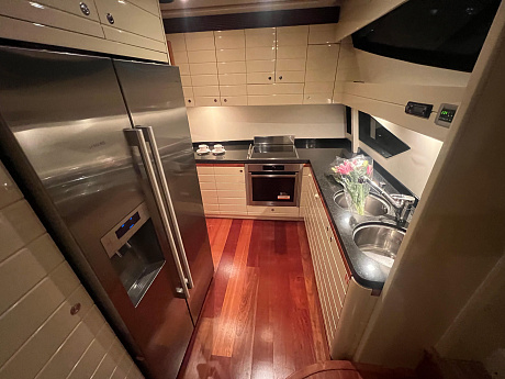 Яхта Ferretti 830 2006 4