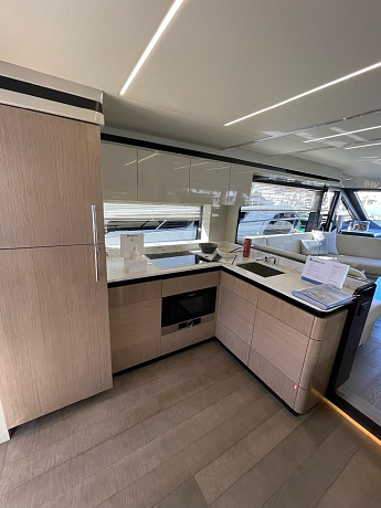 Яхта Absolute 62 Fly 2019 8
