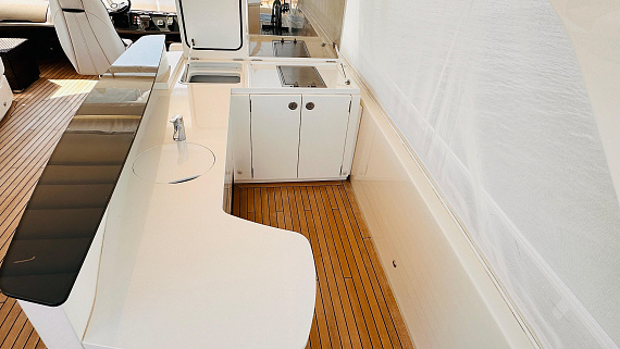 Яхта Princess Flybridge 88 2014 11