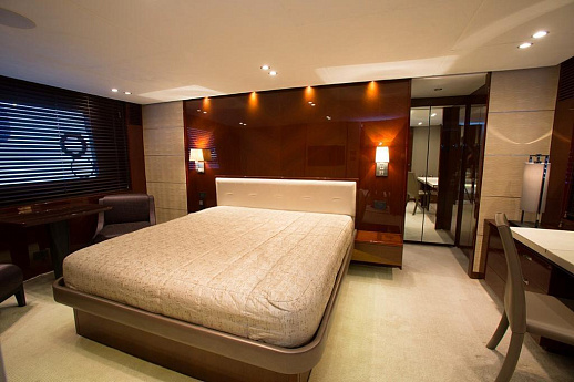 Яхта Princess Flybridge 82 2013 10