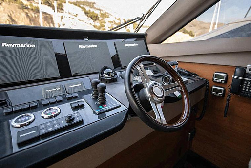 Яхта Princess Flybridge 88 2014 14