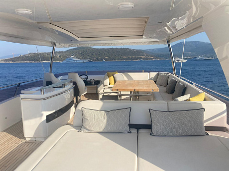 Яхта Princess Flybridge 72 2014 4