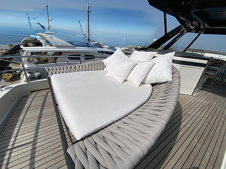 Яхта Ferretti 720 2021 15