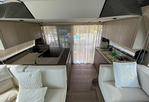Яхта Ferretti 550 2021 11