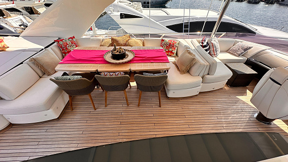 Яхта Princess Flybridge 88 2014 8