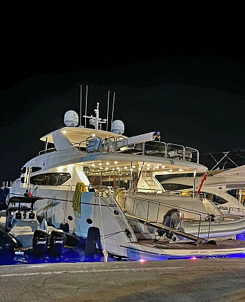 Яхта Princess 95 2011 1