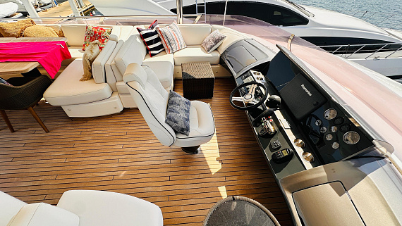 Яхта Princess Flybridge 88 2014 15