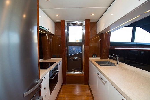 Яхта Princess Flybridge 82 2013 6