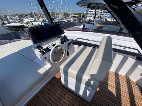 Яхта Ferretti 720 2023 8