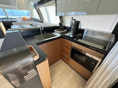 Яхта Ferretti 550 2016 4