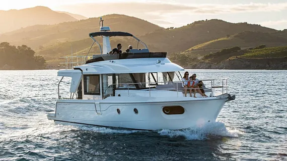 Яхта BENETEAU SWIFT TRAWLER 41 FLY  1